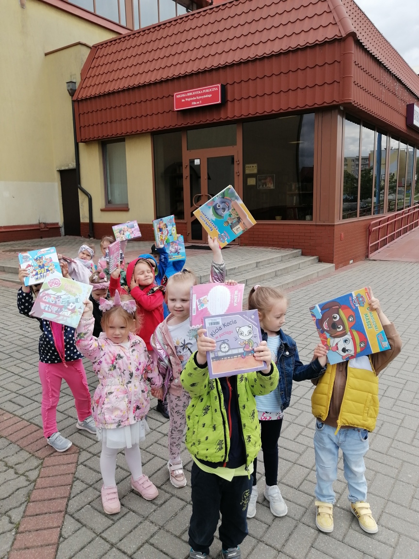 "Książka (dla) przedszkolaka" w grupie Smerfusie